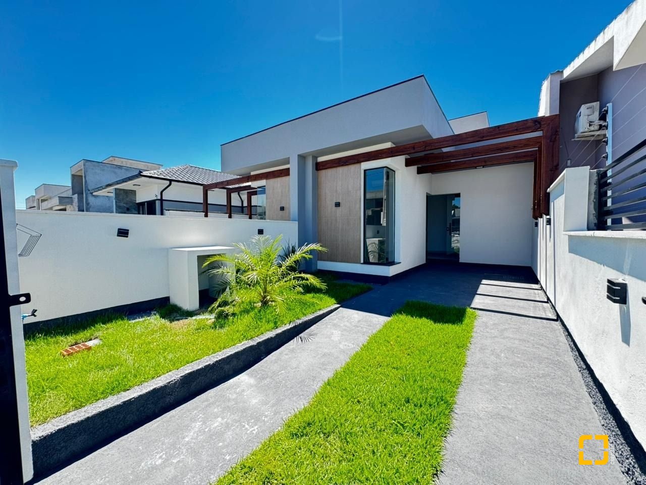 Casa com 55m², 2 quartos, 2 garagens, no bairro Forquilhas em São José