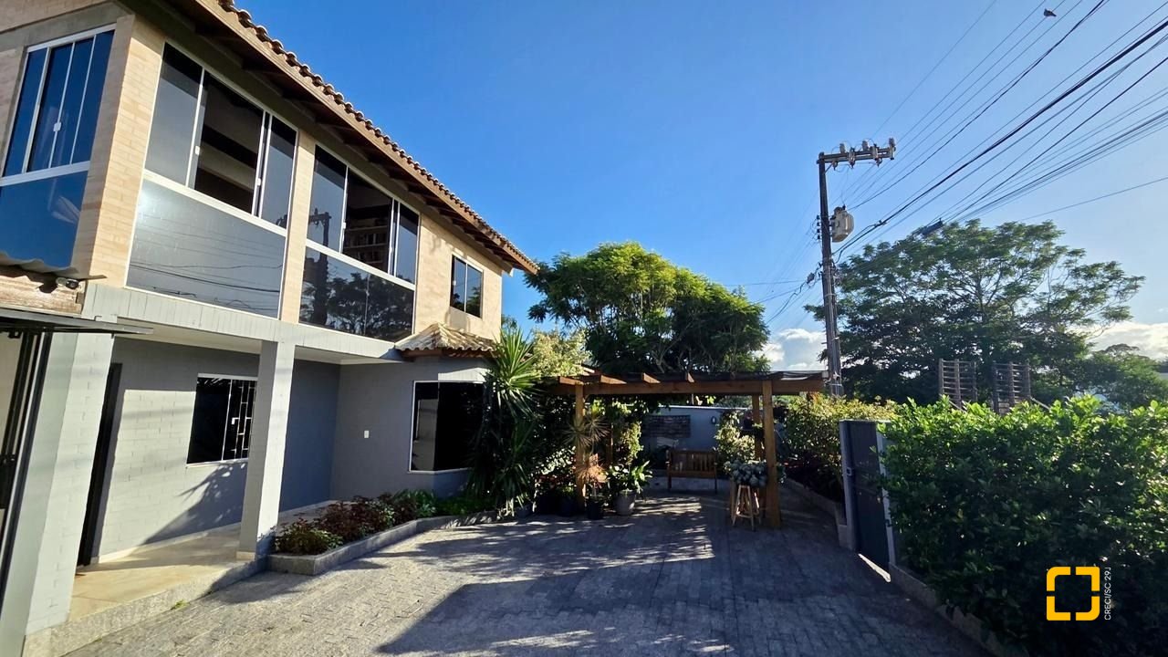 Casa com 281m², 6 quartos (sendo 3 suítes), 3 garagens, no bairro Campeche em Florianópolis