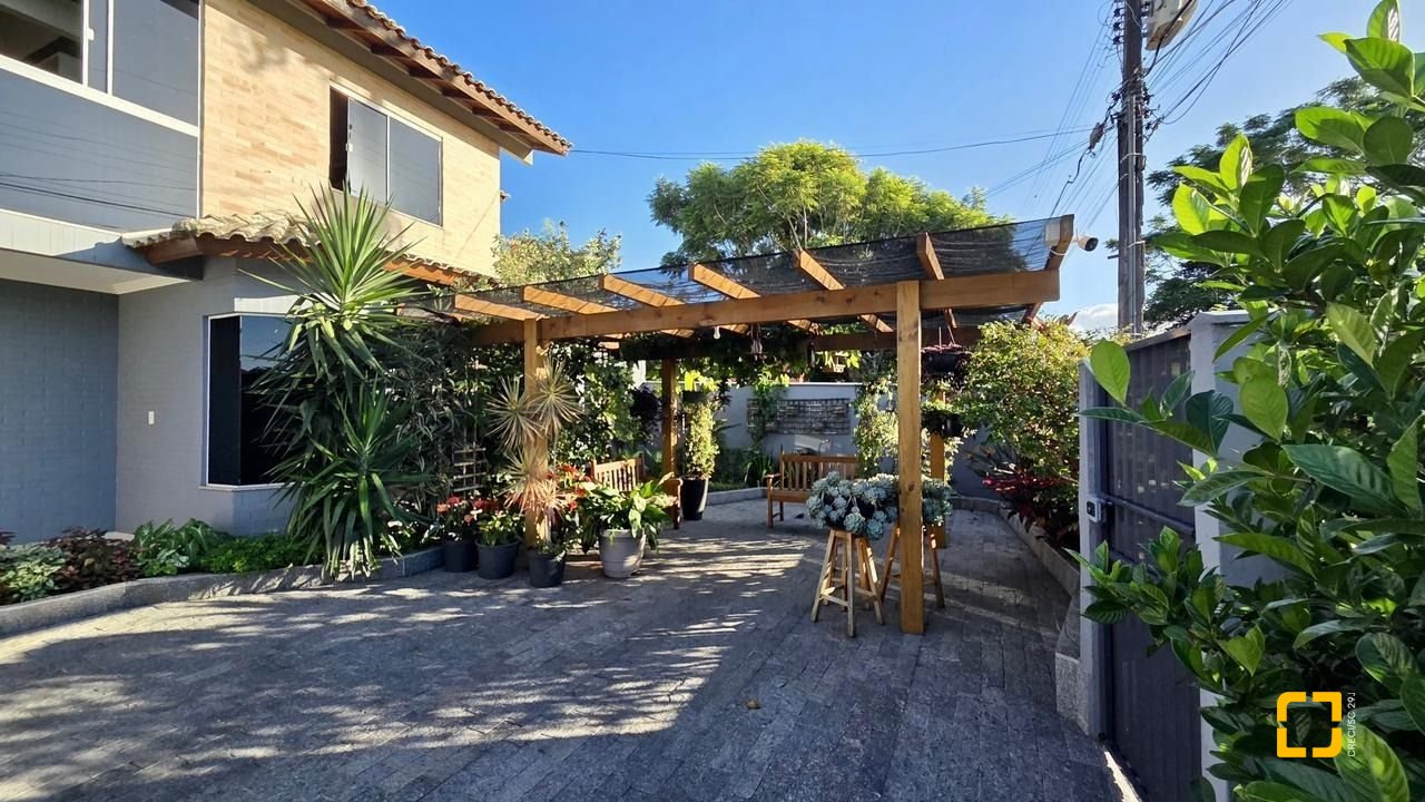 Casa com 281m², 6 quartos (sendo 3 suítes), 3 garagens, no bairro Campeche em Florianópolis