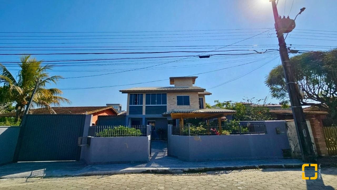 Casa com 281m², 6 quartos (sendo 3 suítes), 3 garagens, no bairro Campeche em Florianópolis