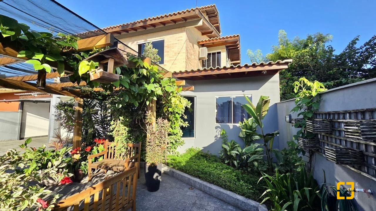 Casa com 281m², 6 quartos (sendo 3 suítes), 3 garagens, no bairro Campeche em Florianópolis