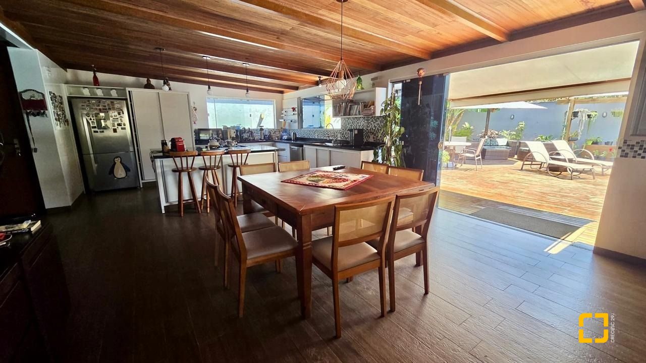 Casa com 281m², 6 quartos (sendo 3 suítes), 3 garagens, no bairro Campeche em Florianópolis