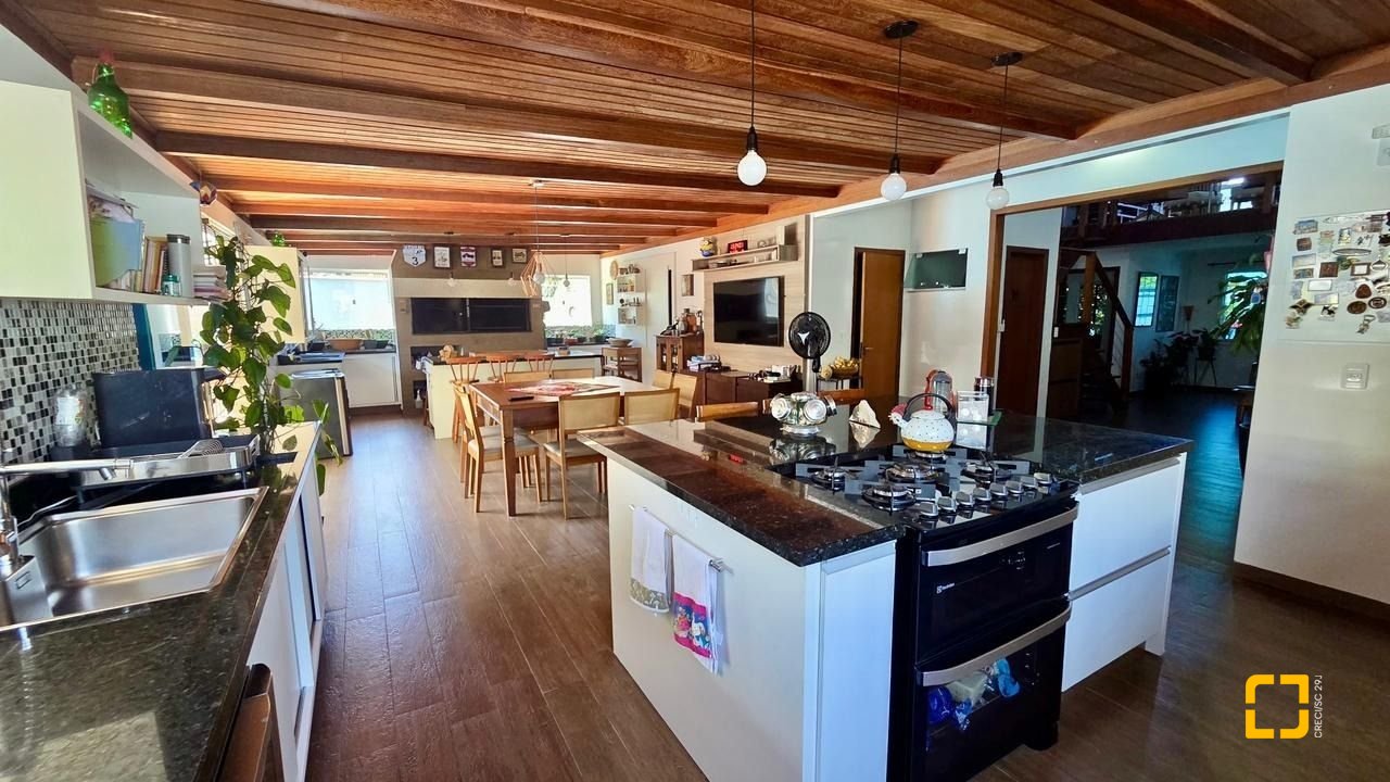 Casa com 281m², 6 quartos (sendo 3 suítes), 3 garagens, no bairro Campeche em Florianópolis