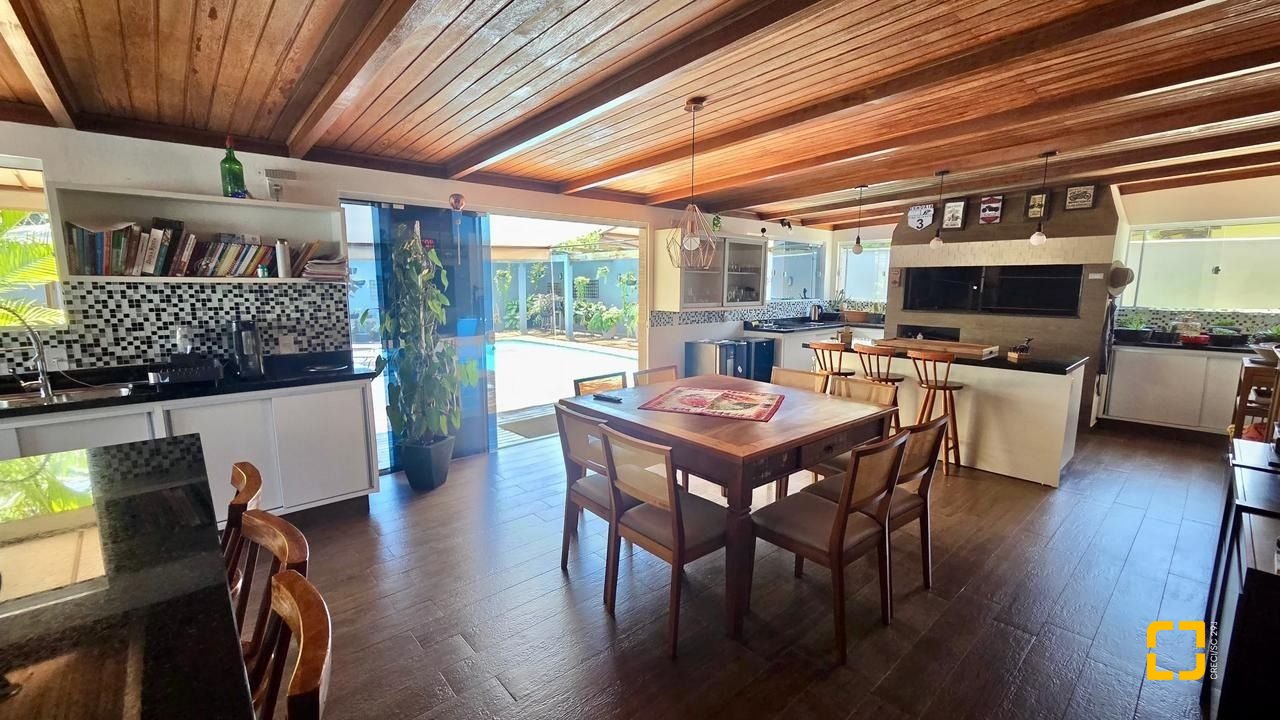 Casa com 281m², 6 quartos (sendo 3 suítes), 3 garagens, no bairro Campeche em Florianópolis