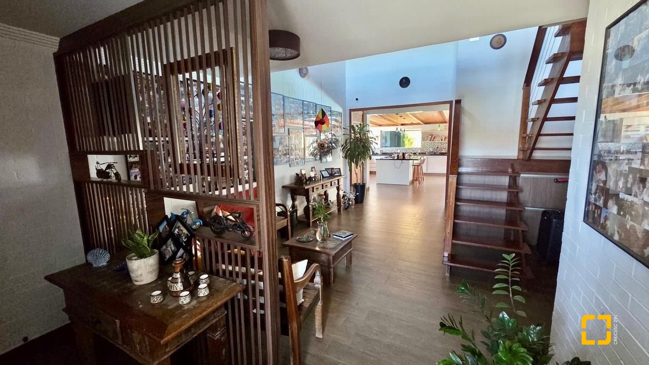 Casa com 281m², 6 quartos (sendo 3 suítes), 3 garagens, no bairro Campeche em Florianópolis