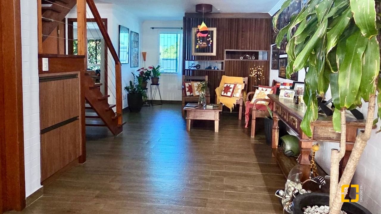 Casa com 281m², 6 quartos (sendo 3 suítes), 3 garagens, no bairro Campeche em Florianópolis