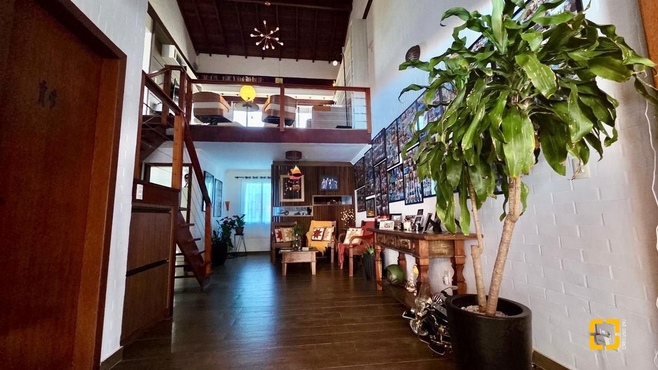 Casa com 281m², 6 quartos (sendo 3 suítes), 3 garagens, no bairro Campeche em Florianópolis