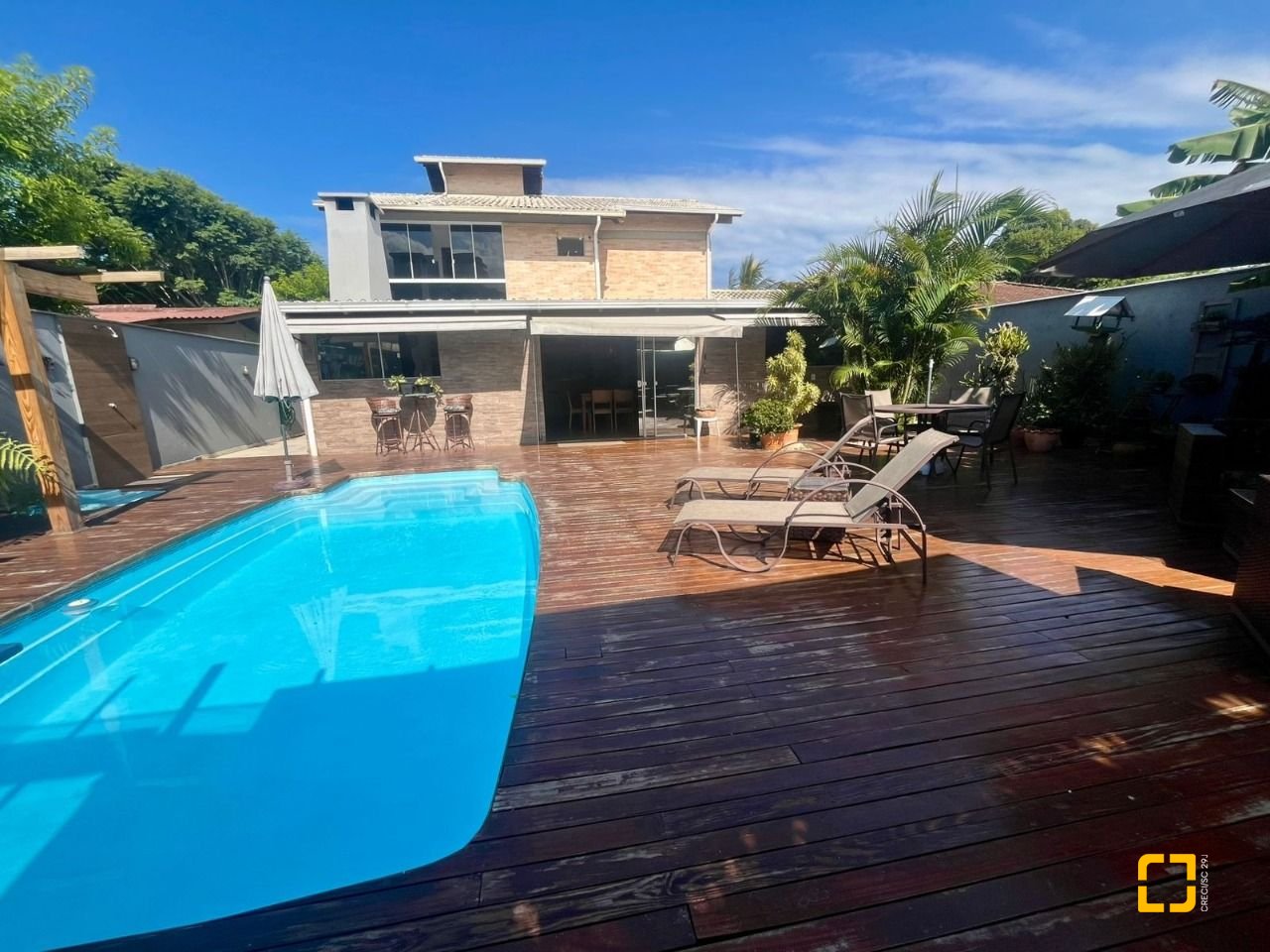 Casa com 281m², 6 quartos (sendo 3 suítes), 3 garagens, no bairro Campeche em Florianópolis