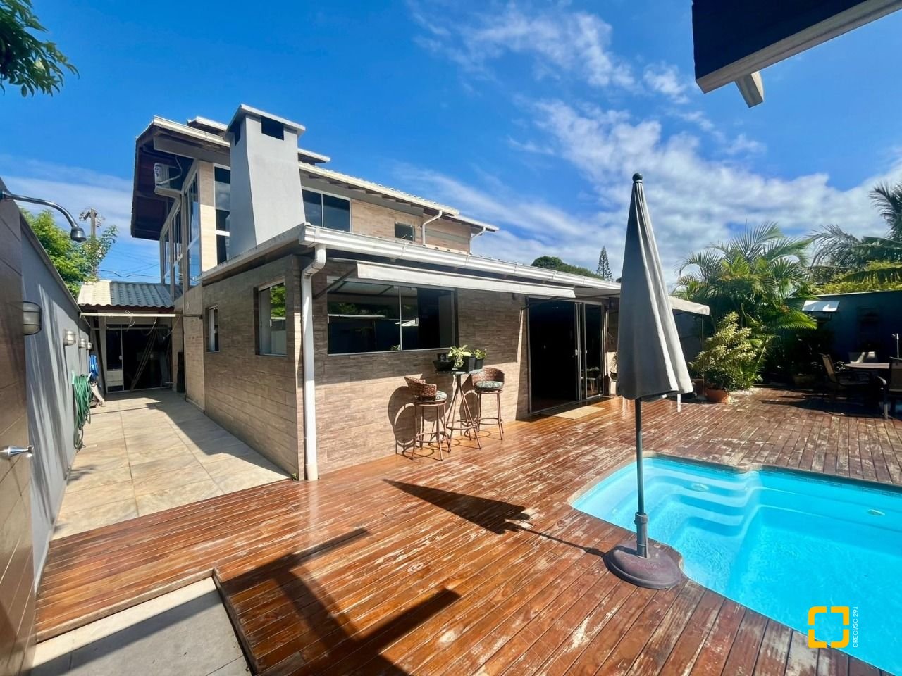 Casa com 281m², 6 quartos (sendo 3 suítes), 3 garagens, no bairro Campeche em Florianópolis