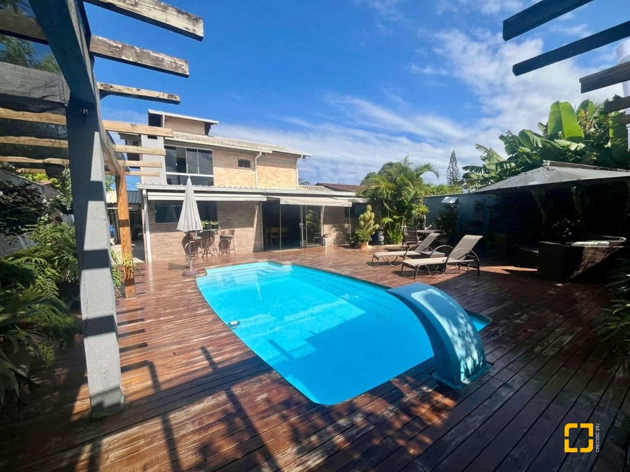 Casa com 281m², 6 quartos (sendo 3 suítes), 3 garagens, no bairro Campeche em Florianópolis