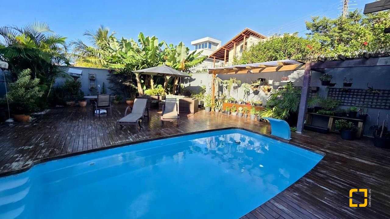 Casa com 281m², 6 quartos (sendo 3 suítes), 3 garagens, no bairro Campeche em Florianópolis