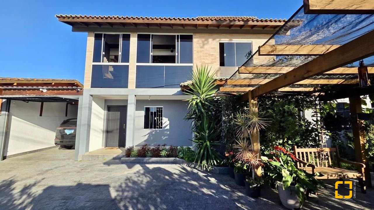 Casa com 281m², 6 quartos (sendo 3 suítes), 3 garagens, no bairro Campeche em Florianópolis