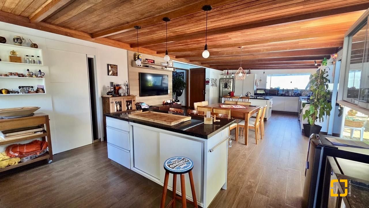 Casa com 281m², 6 quartos (sendo 3 suítes), 3 garagens, no bairro Campeche em Florianópolis