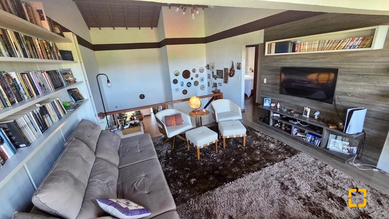 Casa com 281m², 6 quartos (sendo 3 suítes), 3 garagens, no bairro Campeche em Florianópolis