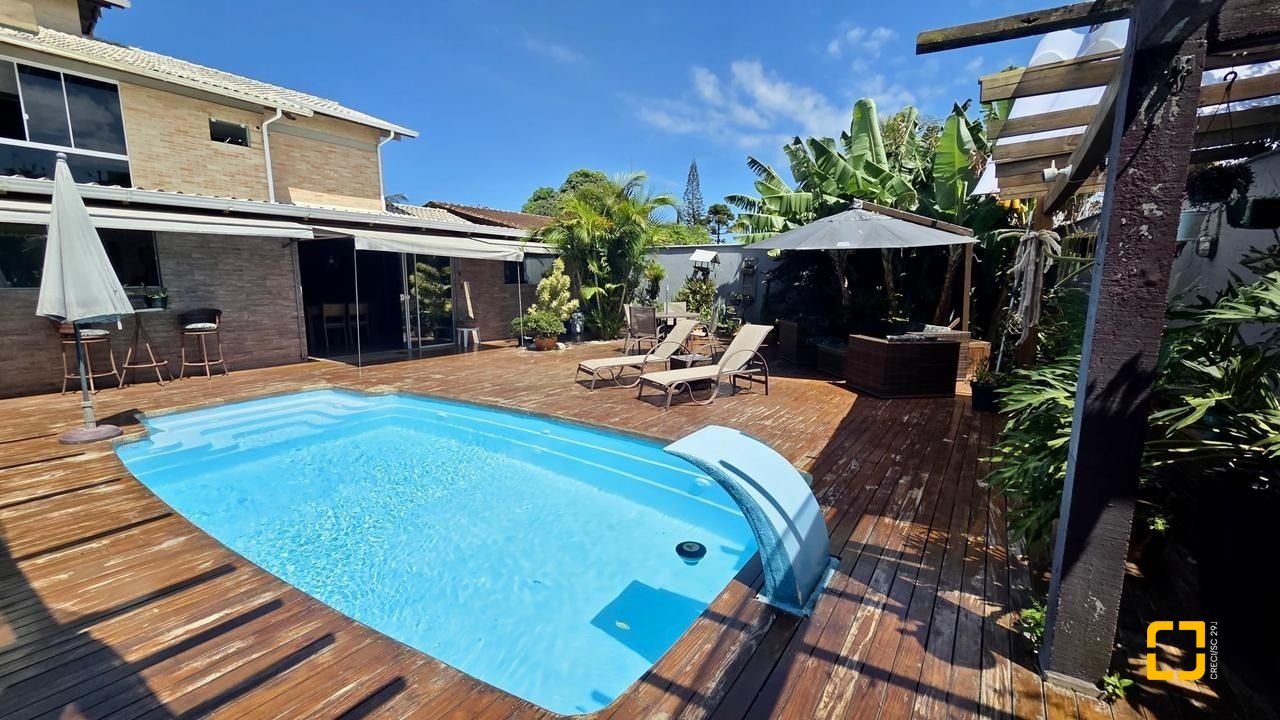 Casa com 281m², 6 quartos (sendo 3 suítes), 3 garagens, no bairro Campeche em Florianópolis