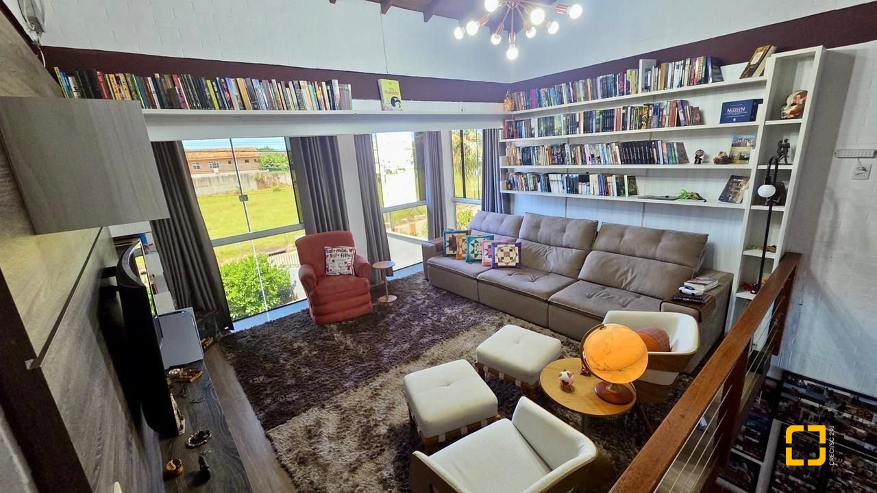 Casa com 281m², 6 quartos (sendo 3 suítes), 3 garagens, no bairro Campeche em Florianópolis