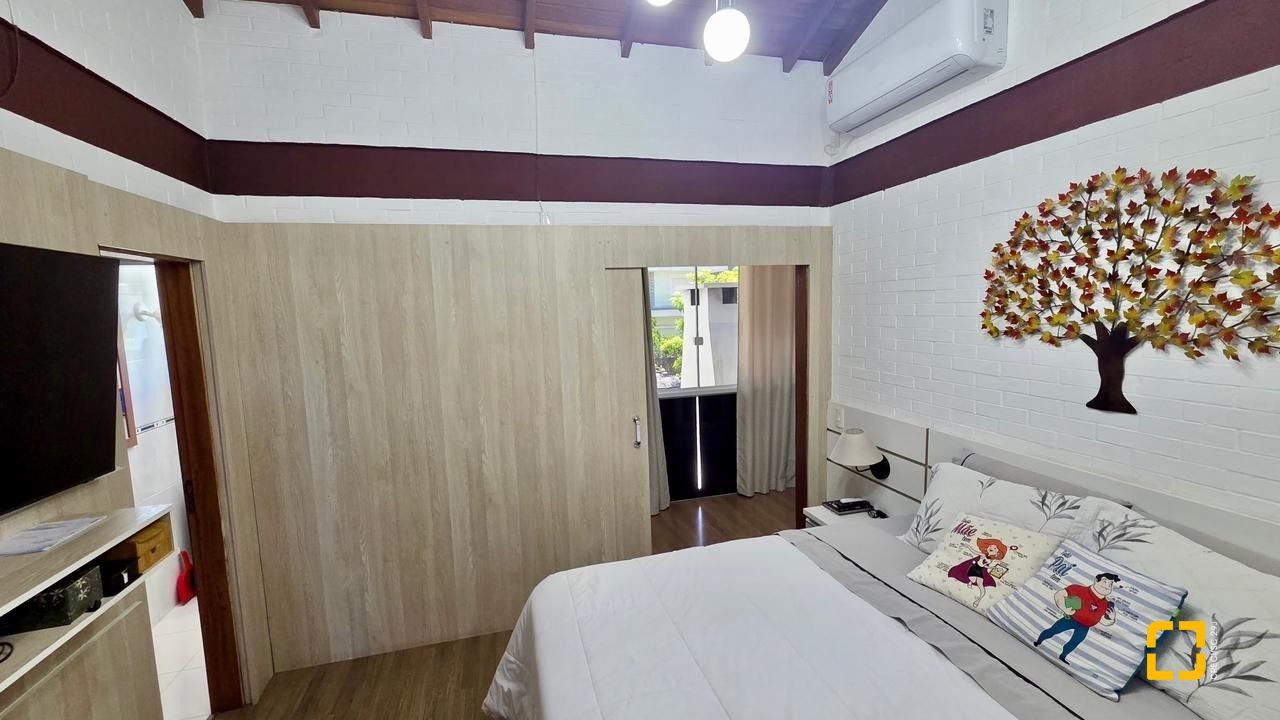 Casa com 281m², 6 quartos (sendo 3 suítes), 3 garagens, no bairro Campeche em Florianópolis