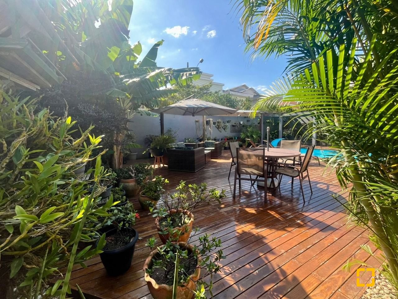 Casa com 281m², 6 quartos (sendo 3 suítes), 3 garagens, no bairro Campeche em Florianópolis