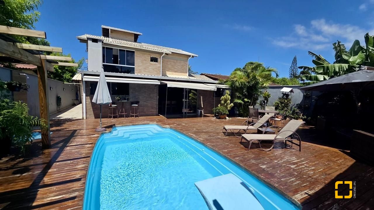 Casa com 281m², 6 quartos (sendo 3 suítes), 3 garagens, no bairro Campeche em Florianópolis