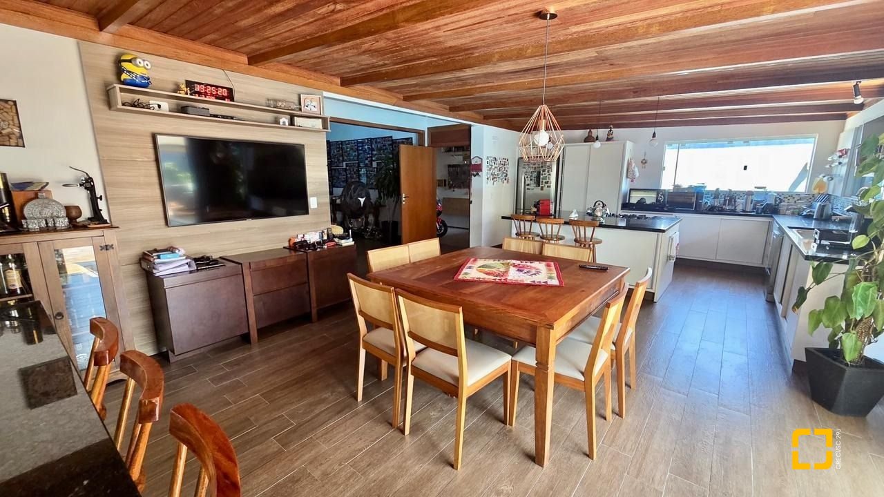 Casa com 281m², 6 quartos (sendo 3 suítes), 3 garagens, no bairro Campeche em Florianópolis