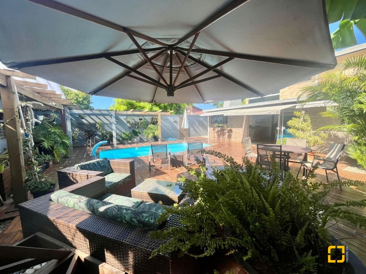 Casa com 281m², 6 quartos (sendo 3 suítes), 3 garagens, no bairro Campeche em Florianópolis