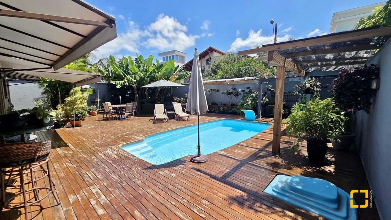 Casa com 281m², 6 quartos (sendo 3 suítes), 3 garagens, no bairro Campeche em Florianópolis
