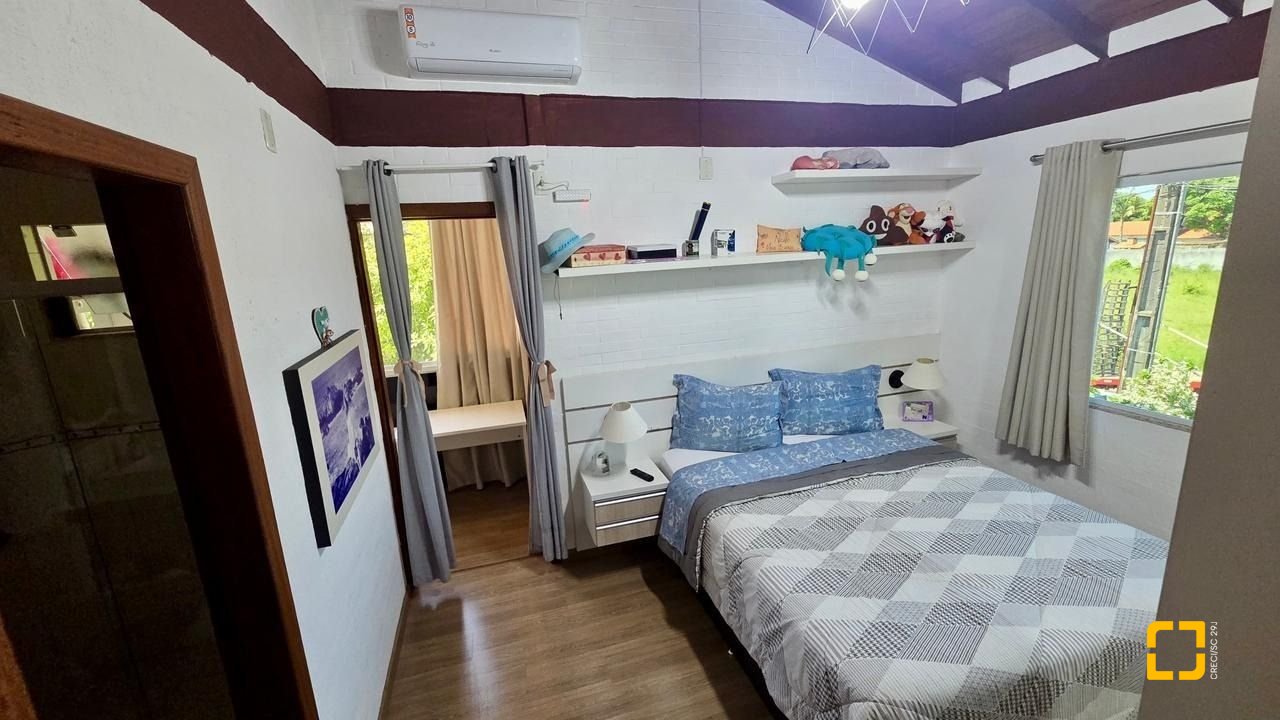 Casa com 281m², 6 quartos (sendo 3 suítes), 3 garagens, no bairro Campeche em Florianópolis