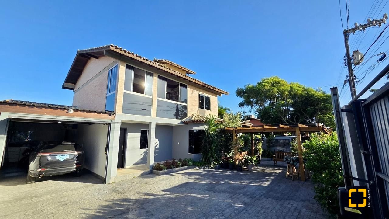Casa com 281m², 6 quartos (sendo 3 suítes), 3 garagens, no bairro Campeche em Florianópolis