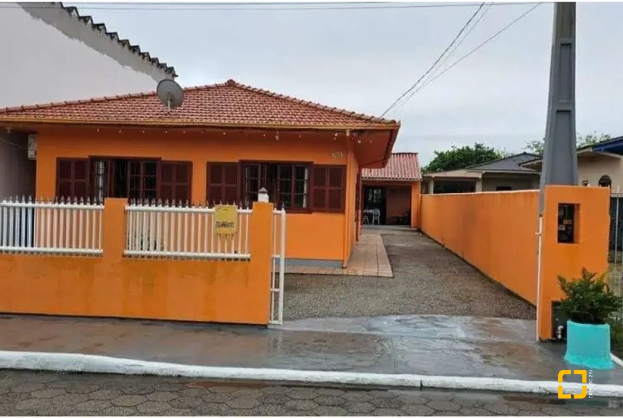 Casa com 111m², 4 quartos (sendo 1 suíte), 3 garagens, no bairro Rio Vermelho em Florianópolis