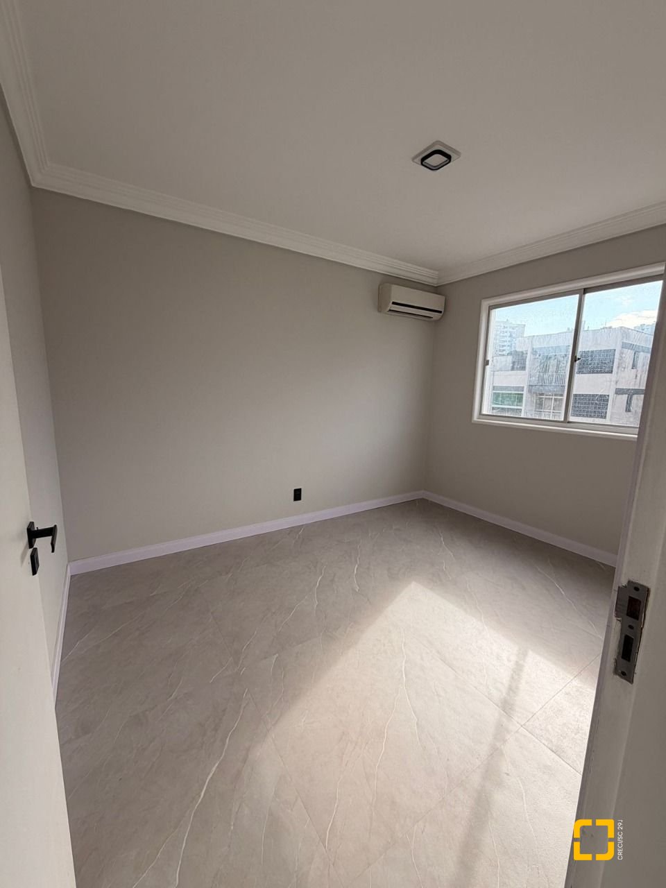 Apartamento com 91m², 3 quartos (sendo 1 suíte), 1 garagem, no bairro Kobrasol em São José
