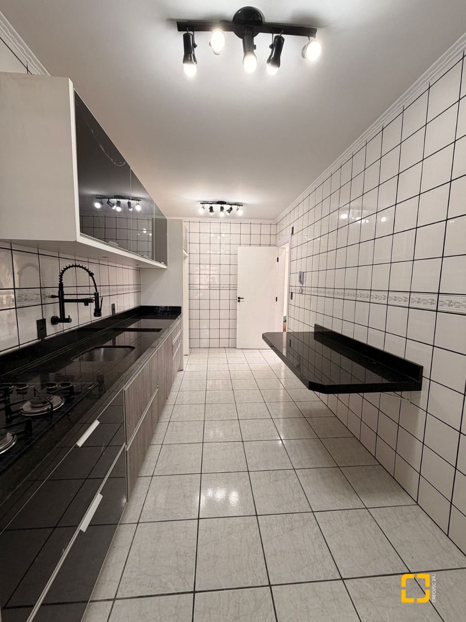 Apartamento com 91m², 3 quartos (sendo 1 suíte), 1 garagem, no bairro Kobrasol em São José