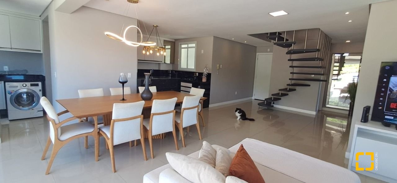 Cobertura com 162m², 3 quartos (sendo 1 suíte), 2 garagens, no bairro Canasvieiras em Florianópolis