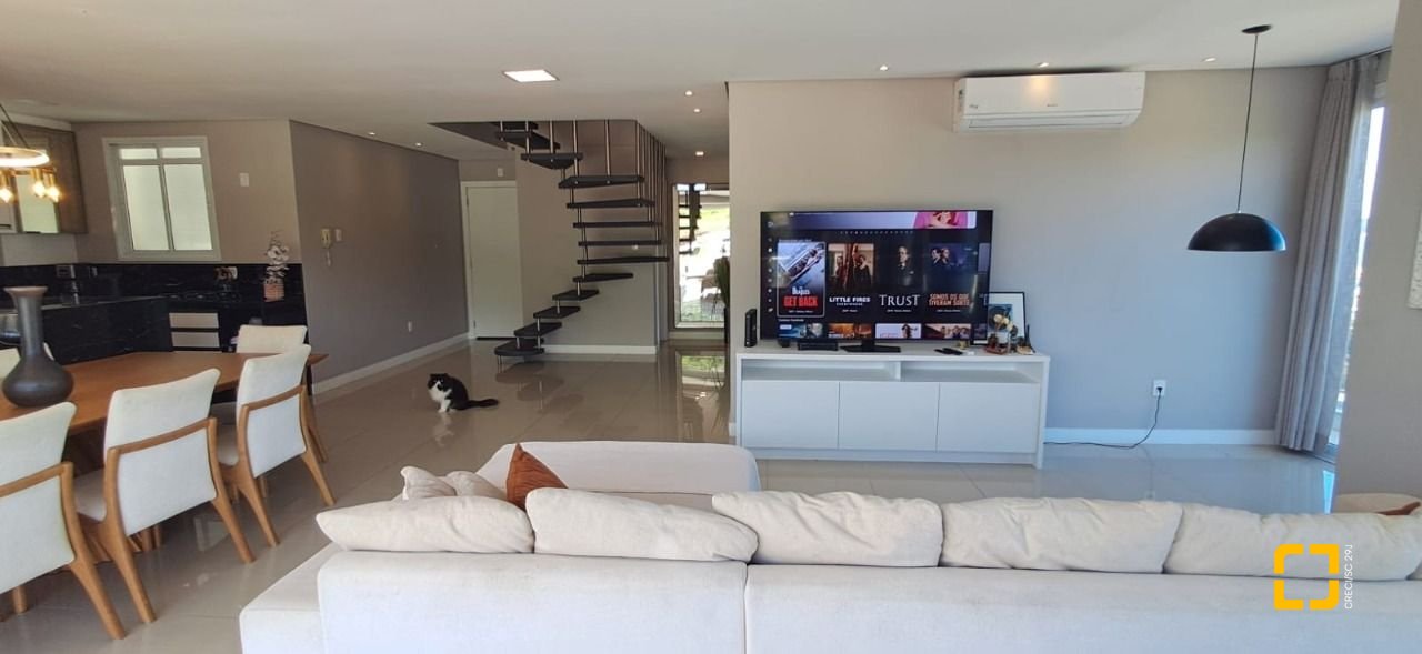 Cobertura com 162m², 3 quartos (sendo 1 suíte), 2 garagens, no bairro Canasvieiras em Florianópolis