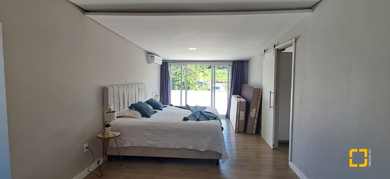Cobertura com 162m², 3 quartos (sendo 1 suíte), 2 garagens, no bairro Canasvieiras em Florianópolis