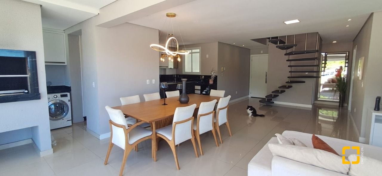 Cobertura com 162m², 3 quartos (sendo 1 suíte), 2 garagens, no bairro Canasvieiras em Florianópolis
