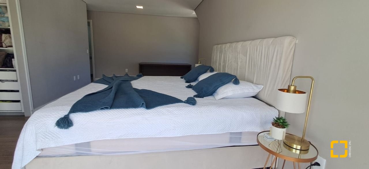 Cobertura com 162m², 3 quartos (sendo 1 suíte), 2 garagens, no bairro Canasvieiras em Florianópolis