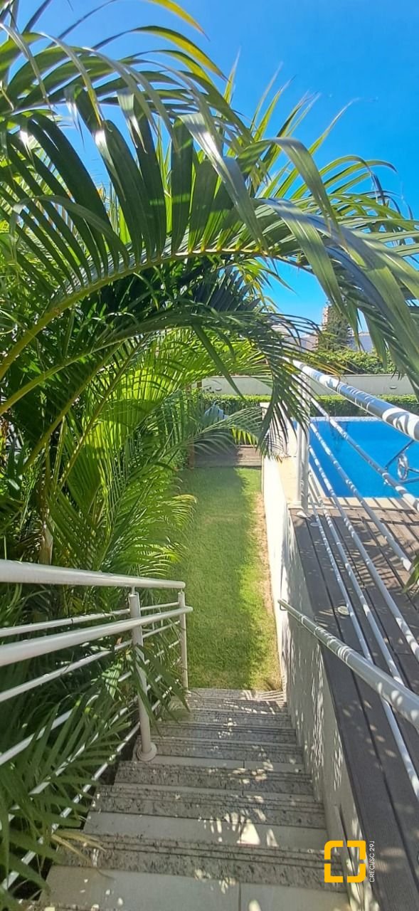 Cobertura com 162m², 3 quartos (sendo 1 suíte), 2 garagens, no bairro Canasvieiras em Florianópolis