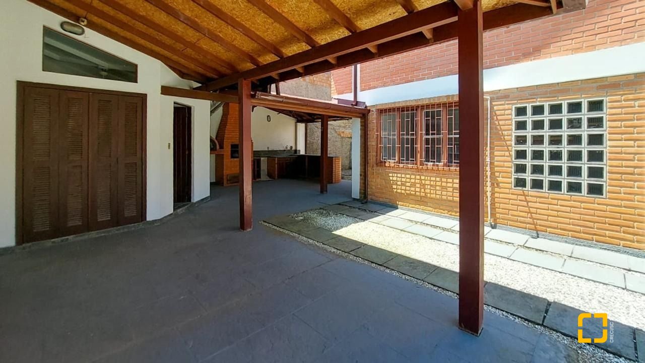 Casa com 210m², 4 quartos (sendo 2 suítes), 3 garagens, no bairro Morro das Pedras em Florianópolis