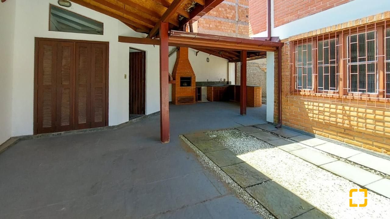 Casa com 210m², 4 quartos (sendo 2 suítes), 3 garagens, no bairro Morro das Pedras em Florianópolis