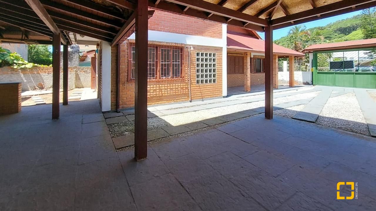Casa com 210m², 4 quartos (sendo 2 suítes), 3 garagens, no bairro Morro das Pedras em Florianópolis