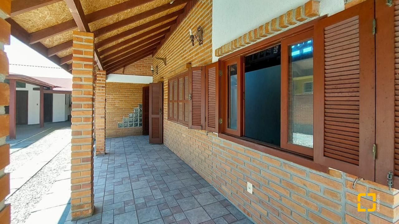 Casa com 210m², 4 quartos (sendo 2 suítes), 3 garagens, no bairro Morro das Pedras em Florianópolis