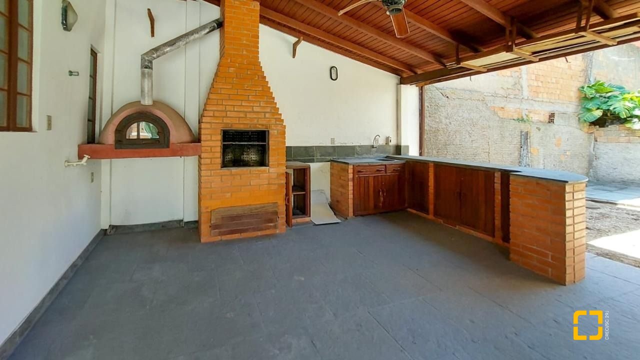 Casa com 210m², 4 quartos (sendo 2 suítes), 3 garagens, no bairro Morro das Pedras em Florianópolis