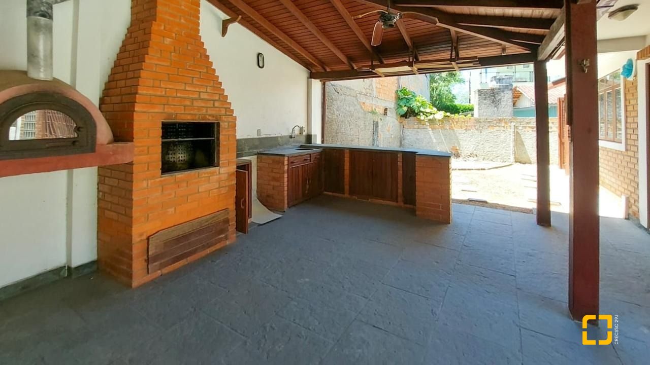 Casa com 210m², 4 quartos (sendo 2 suítes), 3 garagens, no bairro Morro das Pedras em Florianópolis