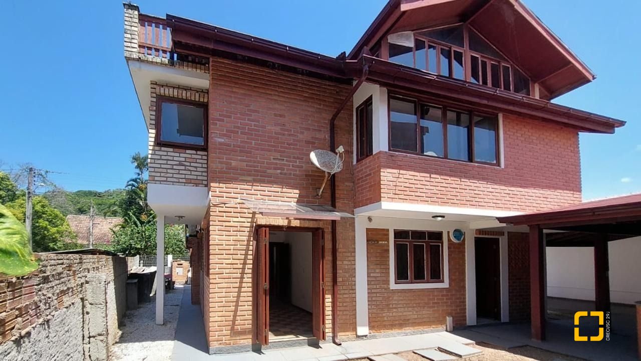 Casa com 210m², 4 quartos (sendo 2 suítes), 3 garagens, no bairro Morro das Pedras em Florianópolis
