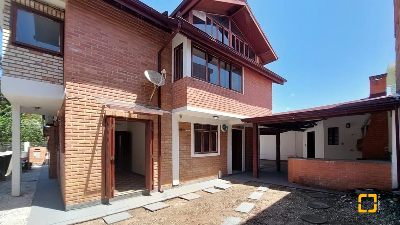 Casa com 210m², 4 quartos (sendo 2 suítes), 3 garagens, no bairro Morro das Pedras em Florianópolis