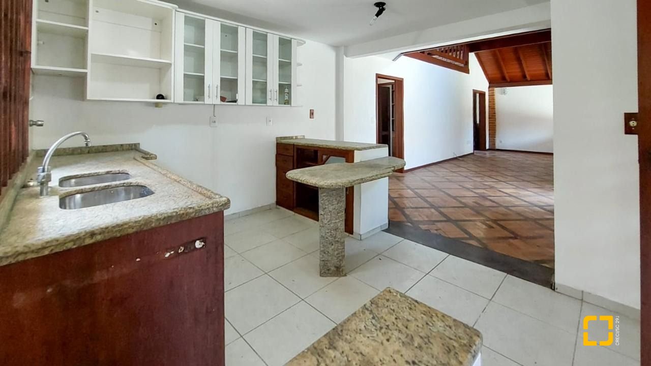Casa com 210m², 4 quartos (sendo 2 suítes), 3 garagens, no bairro Morro das Pedras em Florianópolis