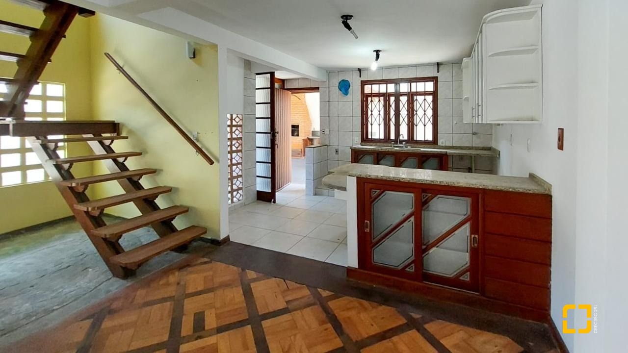 Casa com 210m², 4 quartos (sendo 2 suítes), 3 garagens, no bairro Morro das Pedras em Florianópolis