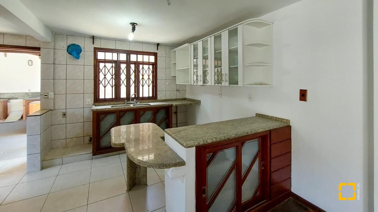 Casa com 210m², 4 quartos (sendo 2 suítes), 3 garagens, no bairro Morro das Pedras em Florianópolis