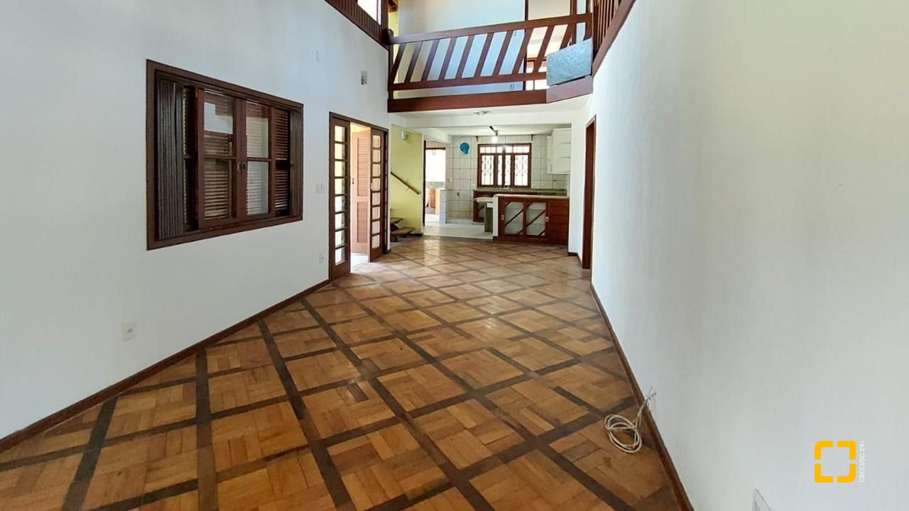 Casa com 210m², 4 quartos (sendo 2 suítes), 3 garagens, no bairro Morro das Pedras em Florianópolis