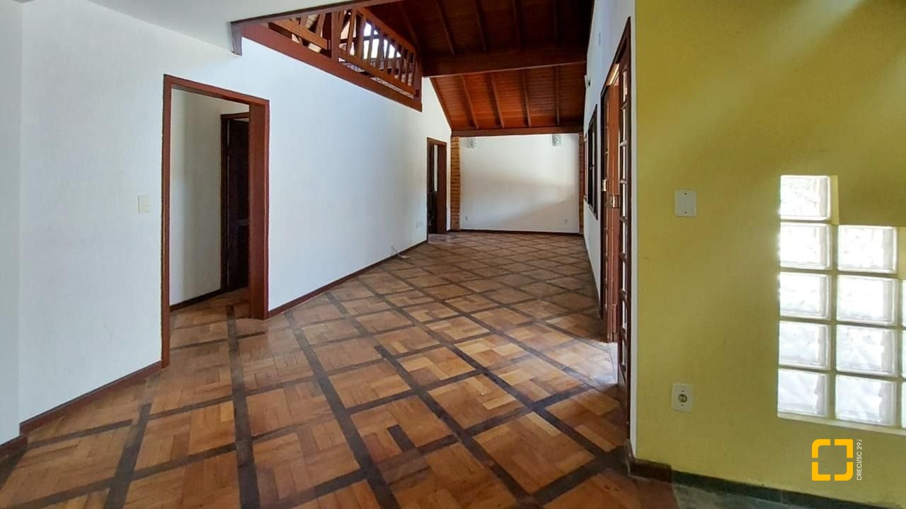 Casa com 210m², 4 quartos (sendo 2 suítes), 3 garagens, no bairro Morro das Pedras em Florianópolis